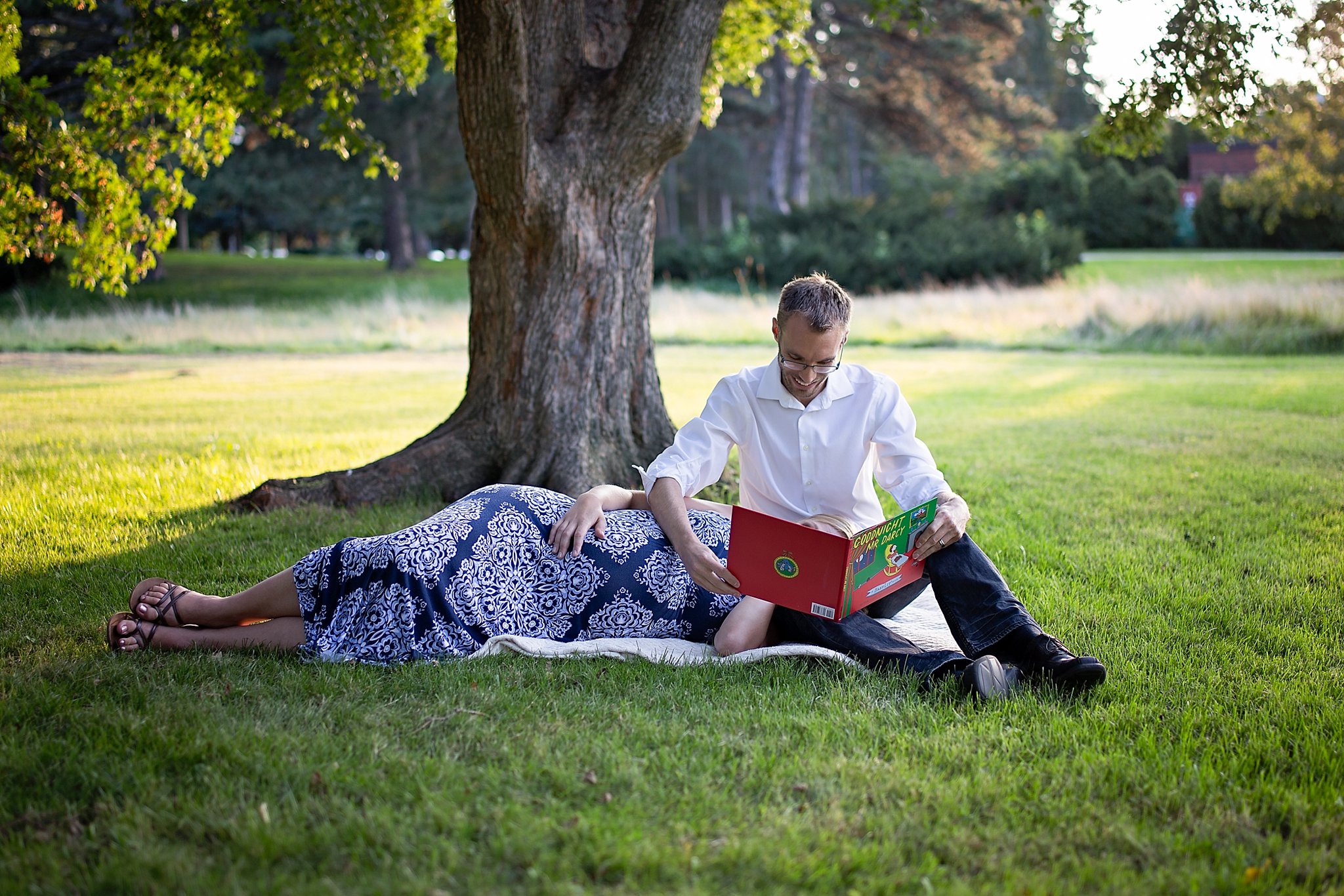 Jennifer Blaak Photography, Hamilton Maternity Photographer, maternity session in Gage Park in Hamilton, Couple reading book under tree