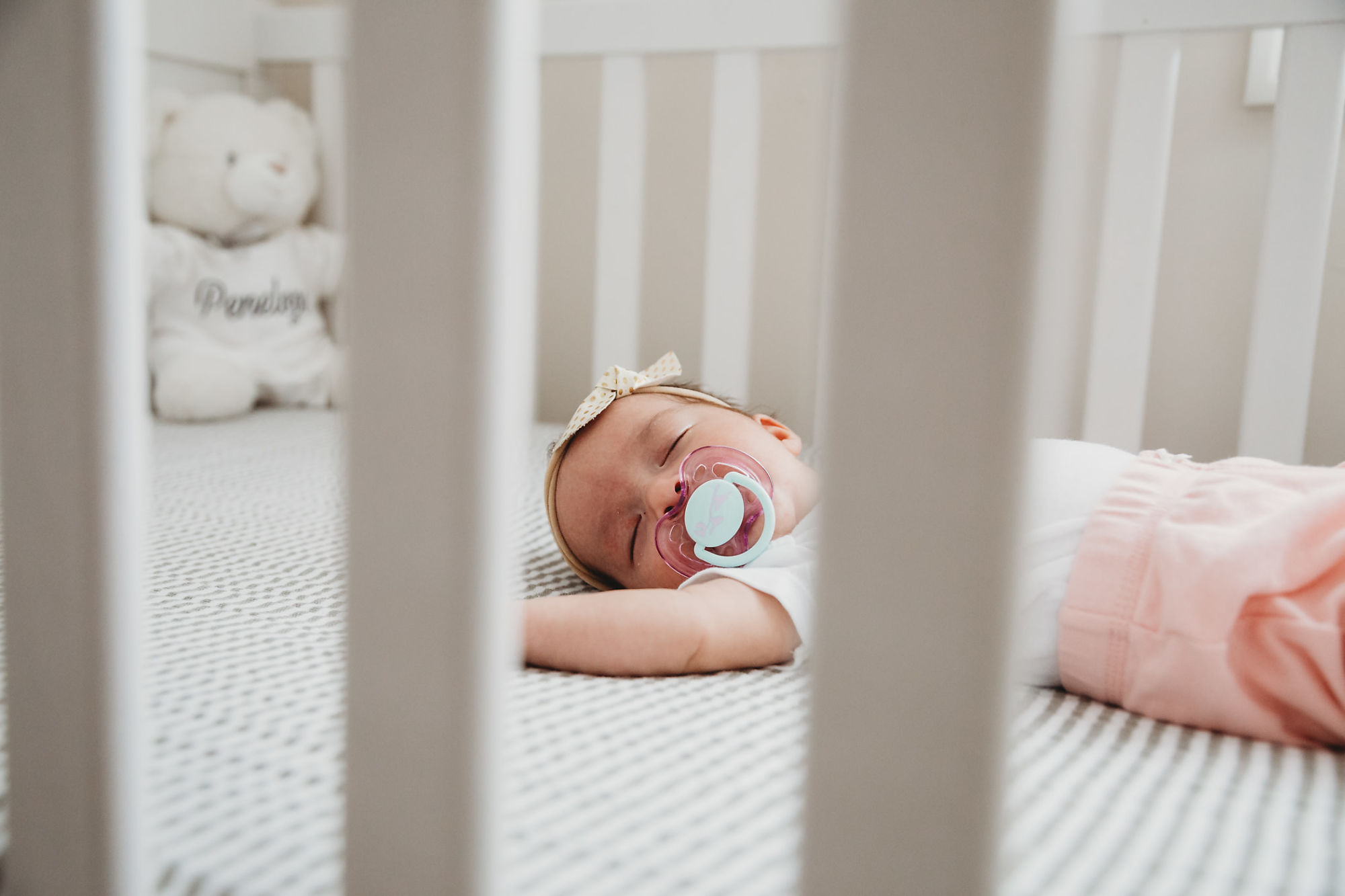 Lifestyle Hamilton Newborn Photographer Jennifer Blaak captures a sweet moment in the crib during this newborn photography session in Hamilton.