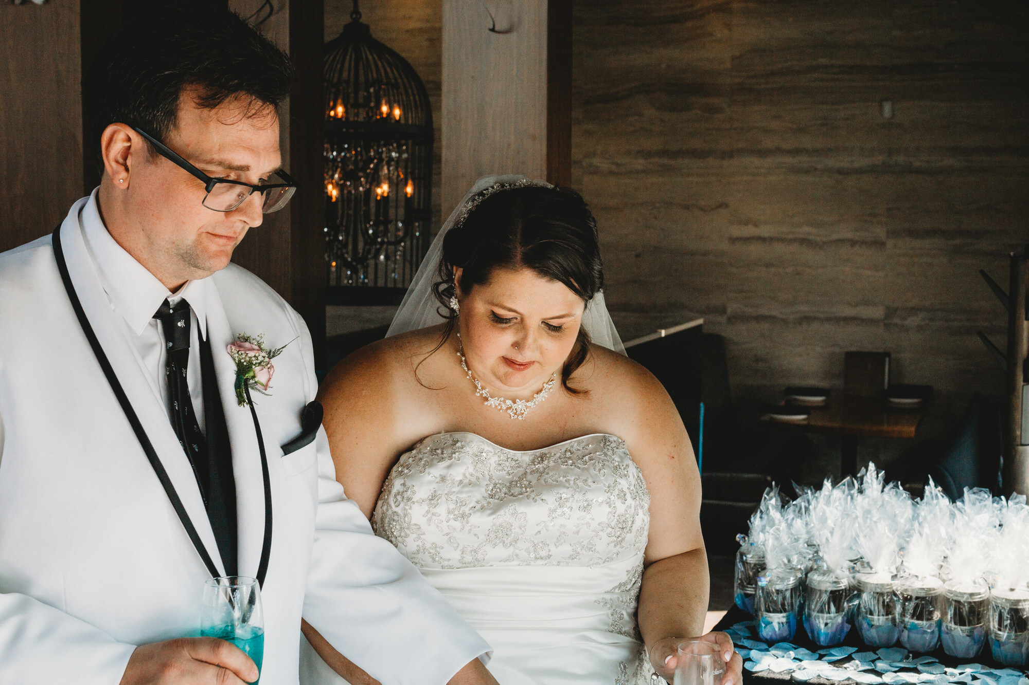 Bride and groom cut the cake at their CHOP steakhouse wedding reception. Mississauga wedding photographer Jennifer Blaak.