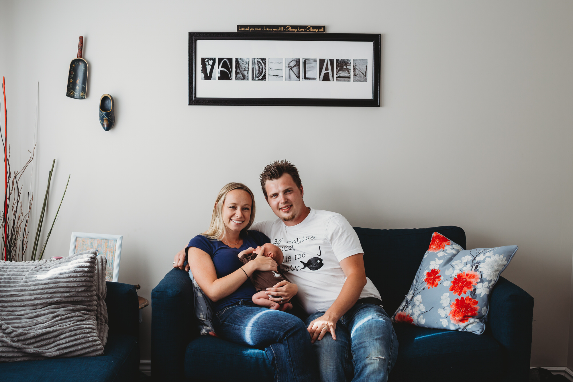 Binbrook Newborn Lifestyle Photographer - family portrait in the livingroom